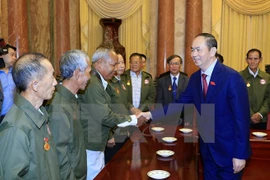 Presidente Dai Quang recibe a laosianos con contribuciones a revolución vietnamita