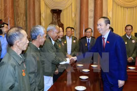Presidente Dai Quang recibe a laosianos con contribuciones a revolución vietnamita