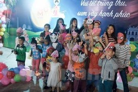 Celebran en Mozambique Fiesta del Medio Otoño para niños vietnamitas