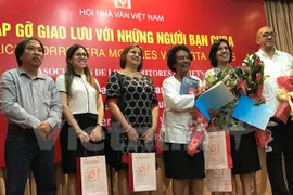 Escritores vietnamitas se reúnen con periodista cubana Marta Rojas