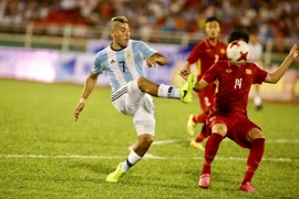 Selección vietnamita de fútbol registra avances tras partido amistoso con Argentina