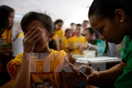 Filipinas suspende uso de vacuna Dengvaxia