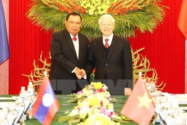 Máximo dirigente partidista de Vietnam conversa con secretario general de PPRL y presidente de Laos