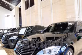 Laos subasta automóviles de altos funcionarios 