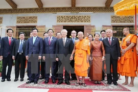 Secretario general del PCV dialoga con patriarcas budistas de Camboya 
