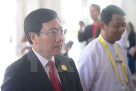 Canciller vietnamita dialoga con ministros de Noruega e Irlanda en marco del ASEM