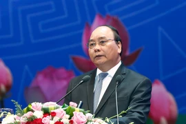 Primer ministro de Vietnam dialoga con la comunidad empresarial
