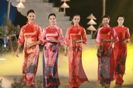 Festival de Ao Dai atrae a miles de visitantes a Hue 