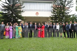 Presidenta de Parlamento de Vietnam se reúne con comunidad coterránea en Singapur