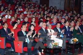Premier de Vietnam asiste al programa artístico por centenario de la Revolución de Octubre