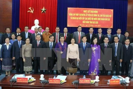 Presidenta del parlamento laosiano conoce experiencias vietnamitas en gestión de organismos electivos 