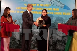 Reciben en Vietnam segunda entrega de memorias de guerra de expiloto de EE.UU.