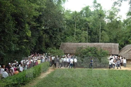 Vietnamitas rinden homenaje al Presidente Ho Chi Minh en ocasión del Día Nacional