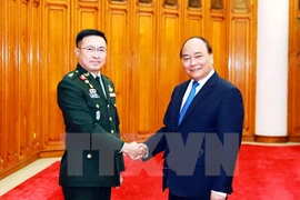 Premier de Vietnam recibe a comandante de fuerzas de defensa de ejército tailandés 