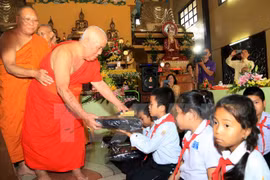 Monjes budistas vietnamitas en Tailandia visitan su patria