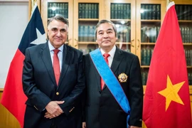 Chile entrega Orden al Mérito Gran Cruz al embajador vietnamita