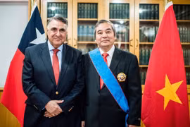 Chile entrega Orden al Mérito Gran Cruz al embajador vietnamita