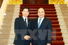  El primer ministro de Vietnam, Nguyen Xuan Phuc, y el ​alcande de Vientiane, Sinlavong Khoutphaythoune