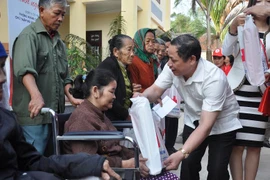 Ciudad Ho Chi Minh presta asistencia a hogares pobres 