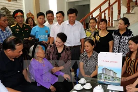 Presidenta del Parlamento de Vietnam honra a madres heroicas y mártires 