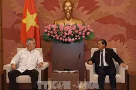 Dirigentes vietnamitas reciben a delegación de Cuba