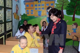 Dama de premier japonés visita hospital de Rehabilitación en Hanoi