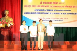 Ayudan a estudiantes vietnamitas con escasez económicas 