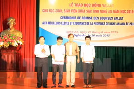 Ayudan a estudiantes vietnamitas con escasez económicas 