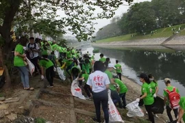 Jóvenes en Hanoi protegen medio ambiente en “Domingo verde”