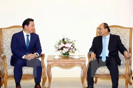 Premier vietnamita recibe a presidente de grupo sudcoreano SK 