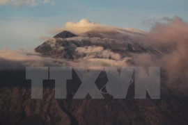 Indonesia evacúa a miles de personas por riesgos de erupción volcánica