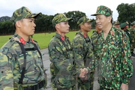 Presidente de Vietnam enfatiza en labor de defensa asociada con desarrollo socioeconómico 