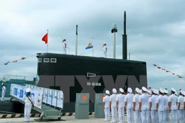 Premier de Vietnam asiste a izamiento de bandera en submarinos Kilo
