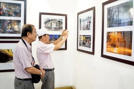 Exposición artística resalta belleza de Hanoi