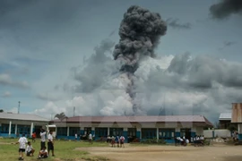 Entra en erupción volcán Sinabung en Indonesia 