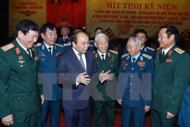 Premier de Vietnam insta a modernizar Fuerza de Defensa Aérea – Antiaérea 