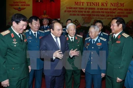 Premier de Vietnam insta a modernizar Fuerza de Defensa Aérea – Antiaérea 