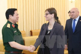 Ministro de Defensa de Vietnam recibe a embajadora israelí 