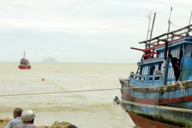 Rescatan a 10 pescadores vietnamitas accidentados en el mar nacional