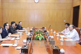 El presidente del Partido Comunista de Bangladesh, Mujahidul Islam Selim, mantuvo conversaciones con el jefe de la Comisión de Asuntos Exteriores del Comité Central del Partido Comunista de Vietnam, Hoang Binh Quan (Fuente: VNA)