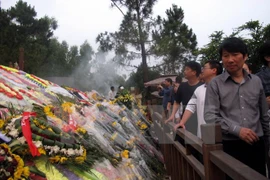 Profesores vietnamitas residentes en Tailandia visita tumba de General Vo Nguyen Giap 