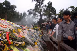 Profesores vietnamitas residentes en Tailandia visita tumba de General Vo Nguyen Giap 