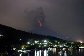 Turistas vietnamitas atrapados en Bali por erupción volcánica