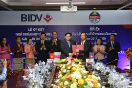 Bancos de Vietnam y Laos robustecen cooperación