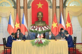 Presidente checo finaliza fructífera visita a Vietnam