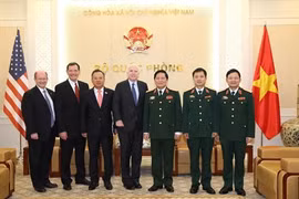 El ministro de Defensa de Vietnam, general Ngo Xuan Lich, recibe a una delegación del Comité de las Fuerzas Armadas del Senado de Estados Unidos, encabezada por su presidente, John McCain