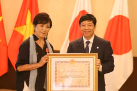 Conceden orden de amistad a directora japonesa por apoyo a víctimas vietnamitas de dioxina 