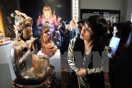 Exhiben en Hanoi objetos de madera lacados antiguos 