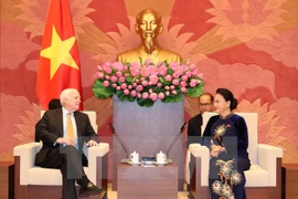 Presidenta del Parlamento de Vietnam recibe a senador estadounidense 