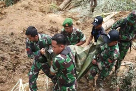Indonesia: Al menos 12 muertos por deslizamientos de tierra